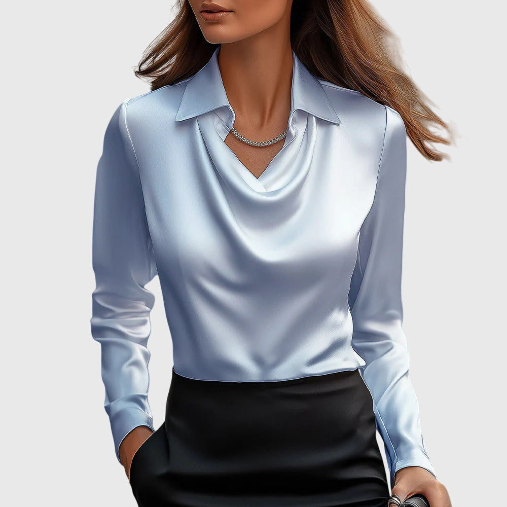 JULIA™ | Blus med lyxig glans och veckad halsringning