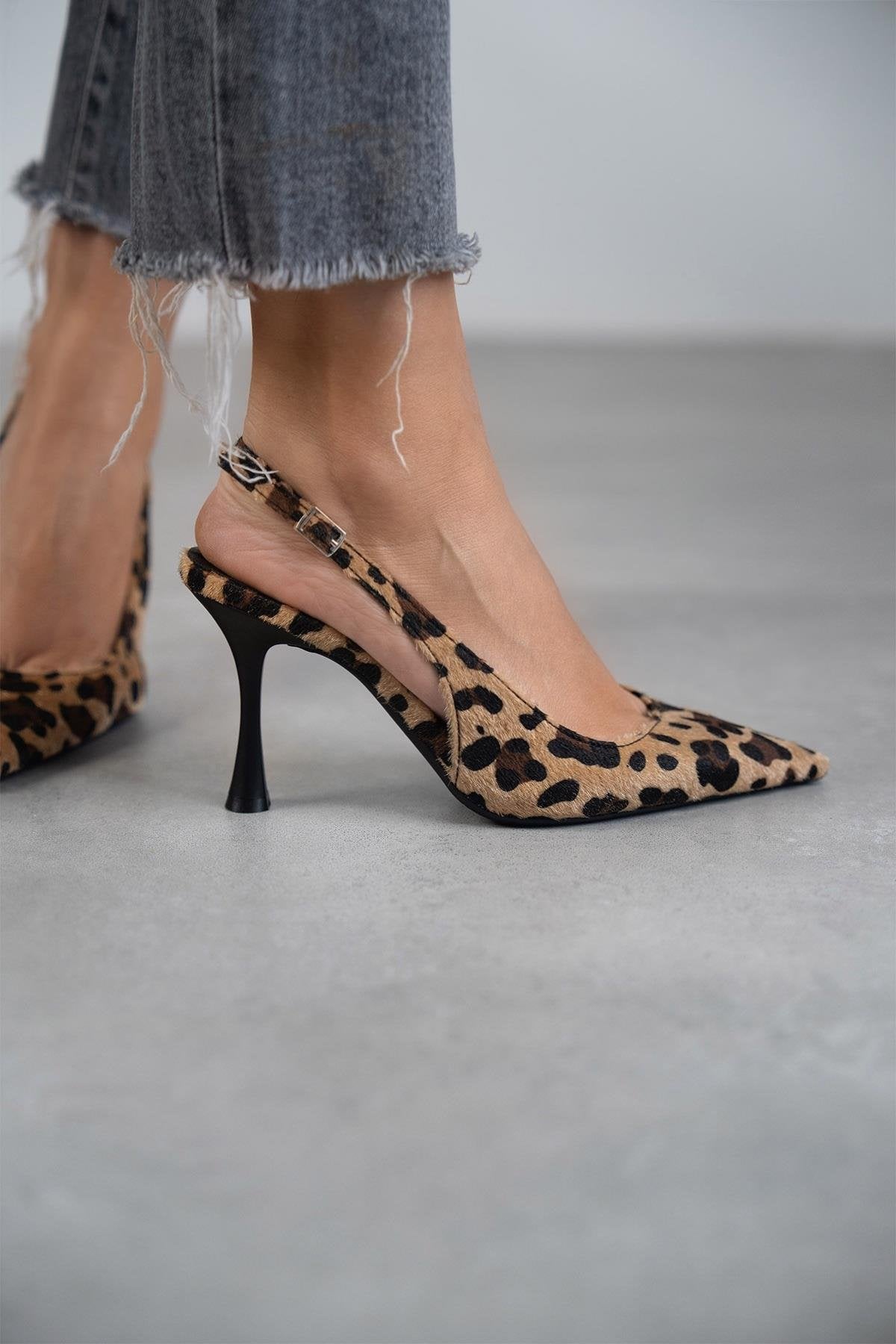 LEONORE™  | Stiliga spetsiga pumps med leopardmönster