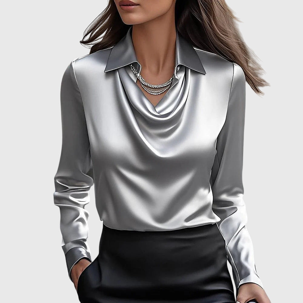 JULIA™ | Blus med lyxig glans och veckad halsringning