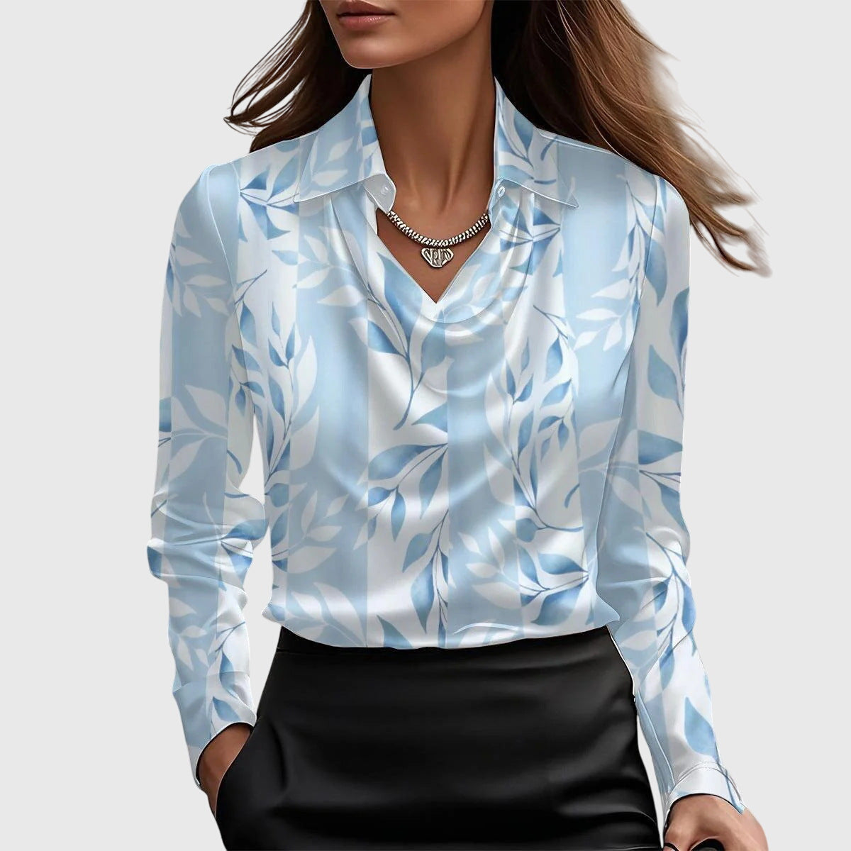 JULIA™ | Blus med lyxig glans och veckad halsringning