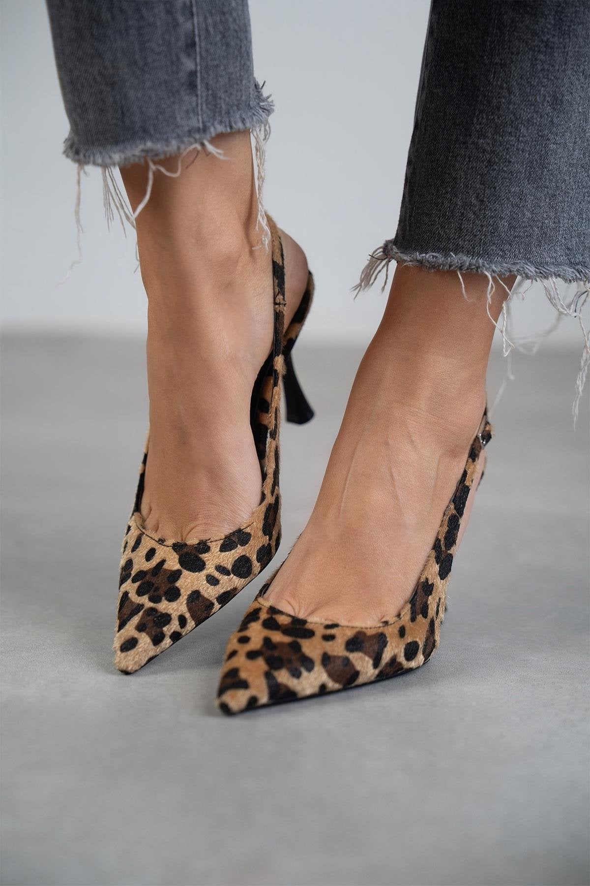 LEONORE™  | Stiliga spetsiga pumps med leopardmönster